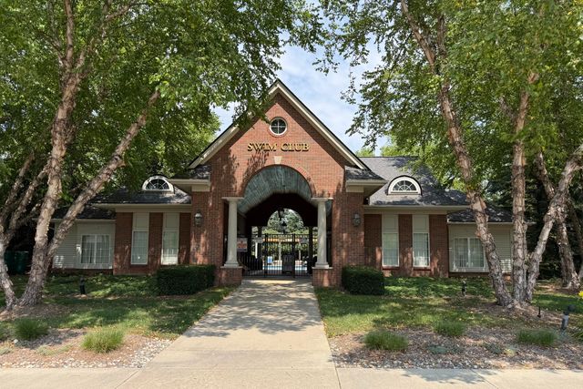 11107 Farmingdale Lane 130, Commerce Twp, MI 48390