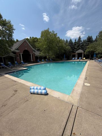 11107 Farmingdale Lane 130, Commerce Twp, MI 48390