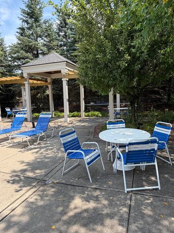 11107 Farmingdale Lane 130, Commerce Twp, MI 48390