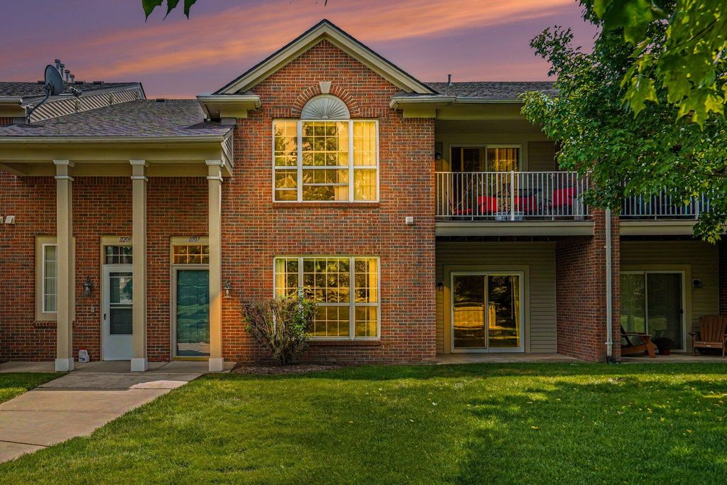 11107 Farmingdale Lane 130, Commerce Twp, MI 48390