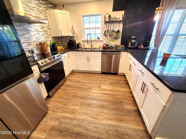 2233 Locksley Woods Drive E, Greenville, NC 27858