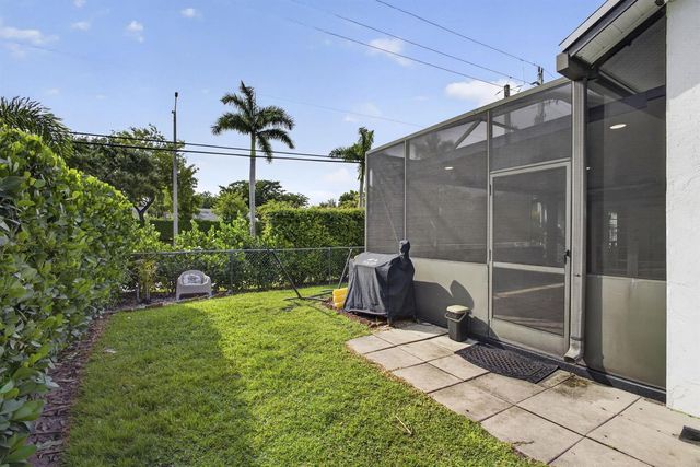 102 E Royal Pine Cir Court, Royal Palm Beach, FL 33411
