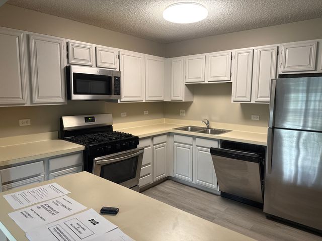 5S470 SCOTS Drive D, Naperville, IL 60563