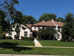 5S470 SCOTS Drive D, Naperville, IL 60563
