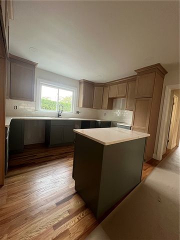 87 Glenmere Drive Drive, Cranston, RI 02920
