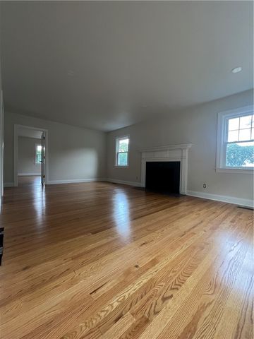 87 Glenmere Drive Drive, Cranston, RI 02920