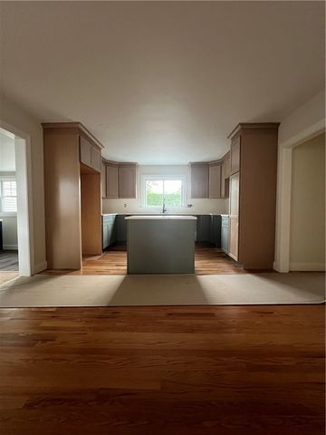 87 Glenmere Drive Drive, Cranston, RI 02920