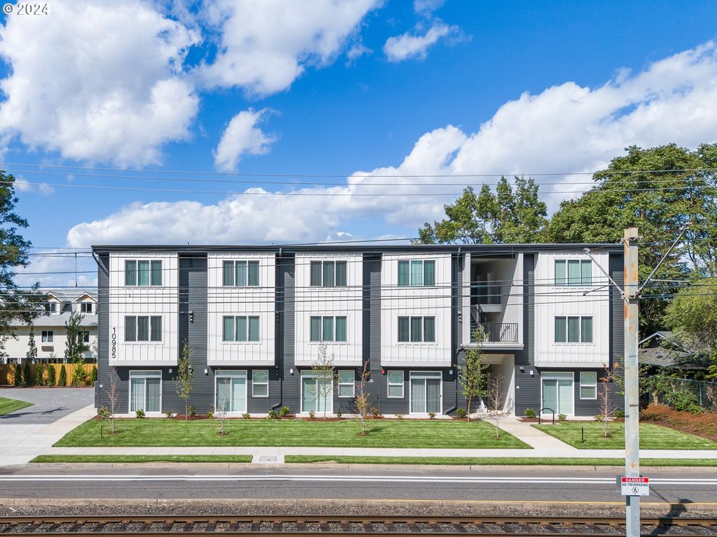 10985 E Burnside St 7, Portland, OR 97216