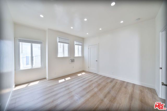 132 S Kenmore Avenue, Los Angeles, CA 90004