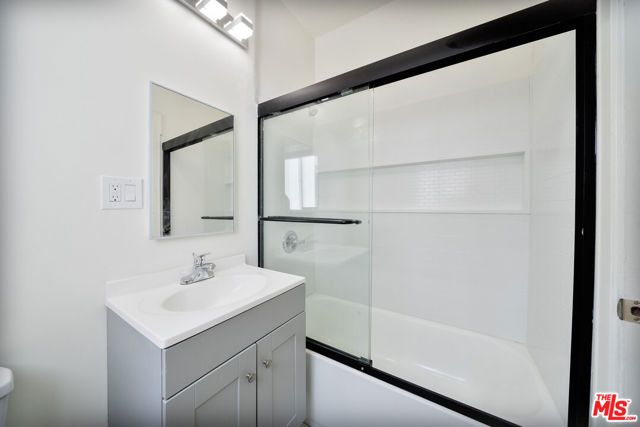 132 S Kenmore Avenue, Los Angeles, CA 90004