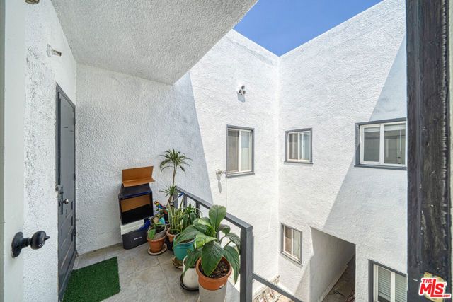 132 S Kenmore Avenue, Los Angeles, CA 90004