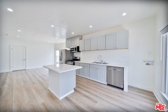 132 S Kenmore Avenue, Los Angeles, CA 90004