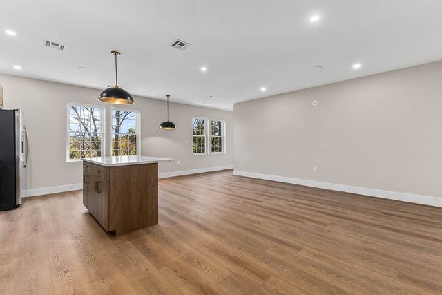 22 Everett St 424, Westwood, MA 02090