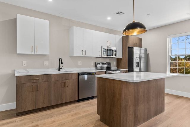 22 Everett St 424, Westwood, MA 02090