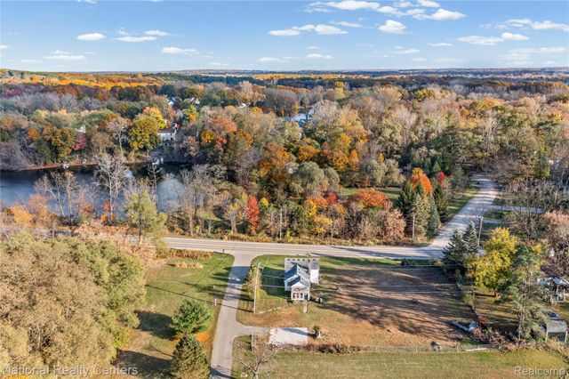 8292 Pettysville Road, Hamburg Township, MI 48169