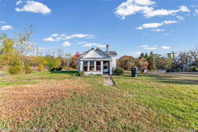 8292 Pettysville Road, Hamburg Township, MI 48169