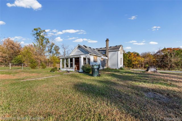 8292 Pettysville Road, Hamburg Township, MI 48169