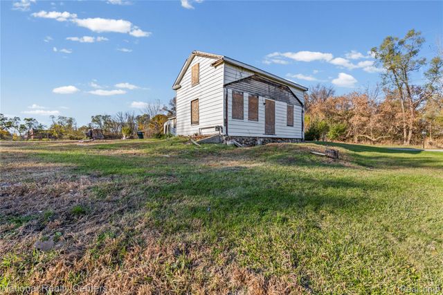 8292 Pettysville Road, Hamburg Township, MI 48169