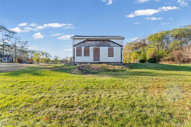 8292 Pettysville Road, Hamburg Township, MI 48169