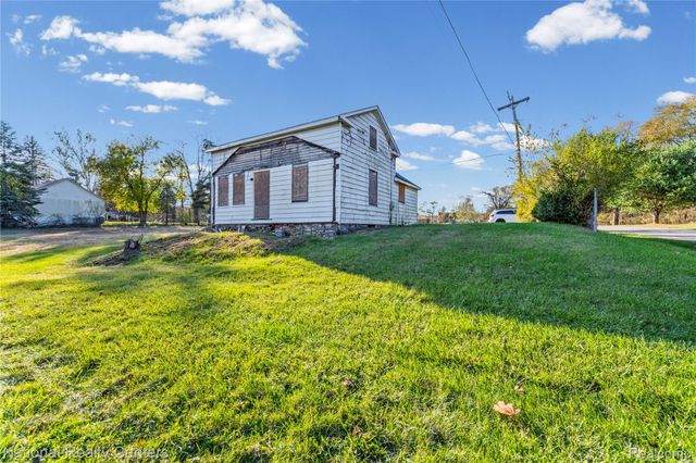 8292 Pettysville Road, Hamburg Township, MI 48169