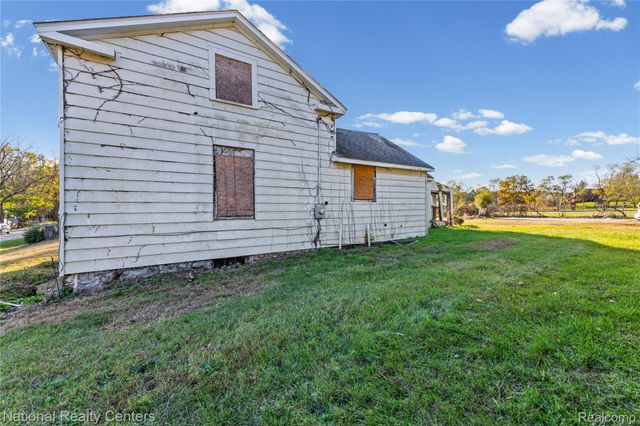 8292 Pettysville Road, Hamburg Township, MI 48169