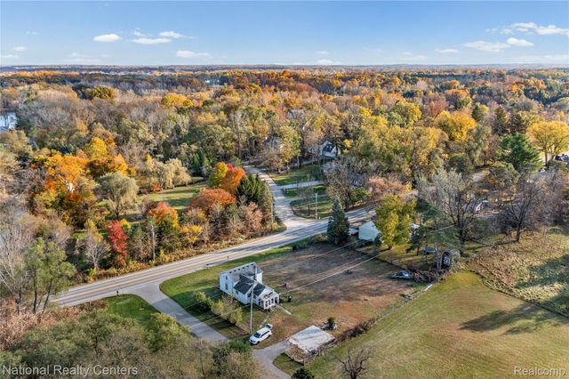 8292 Pettysville Road, Hamburg Township, MI 48169
