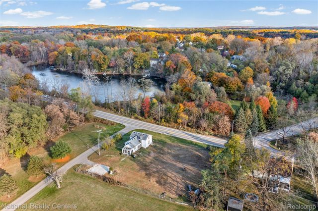 8292 Pettysville Road, Hamburg Township, MI 48169