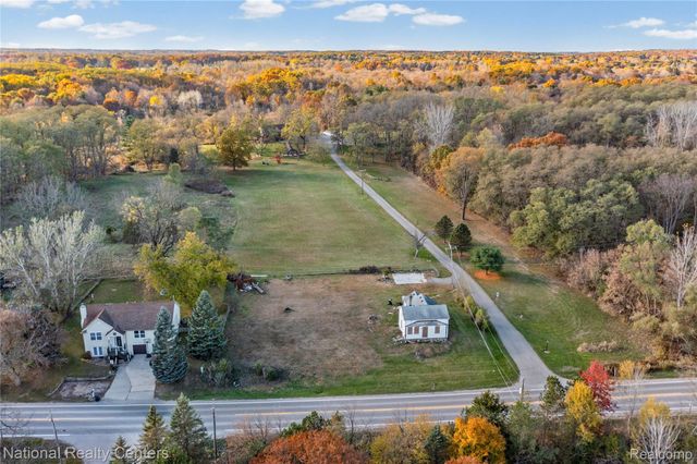 8292 Pettysville Road, Hamburg Township, MI 48169