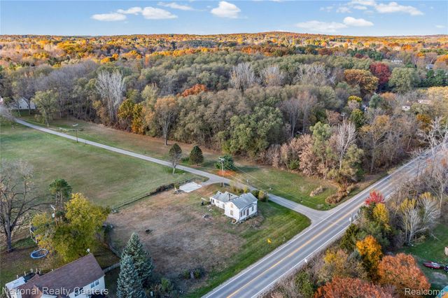 8292 Pettysville Road, Hamburg Township, MI 48169