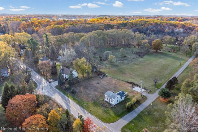 8292 Pettysville Road, Hamburg Township, MI 48169