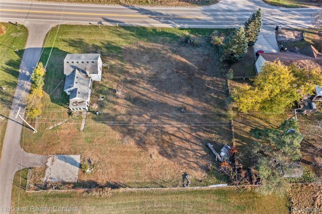 8292 Pettysville Road, Hamburg Township, MI 48169