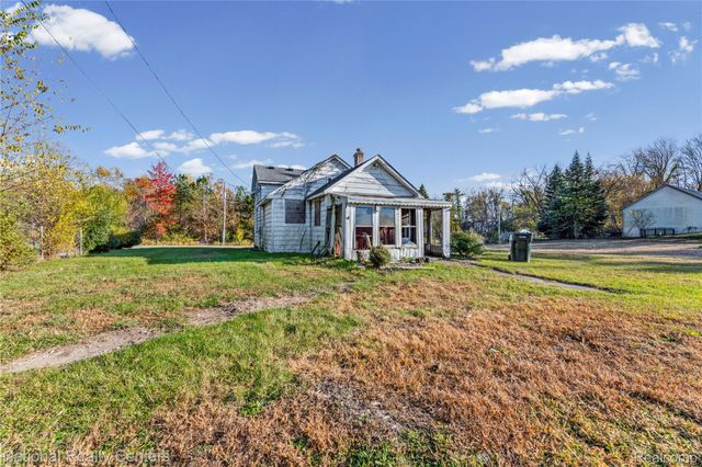 8292 Pettysville Road, Hamburg Township, MI 48169