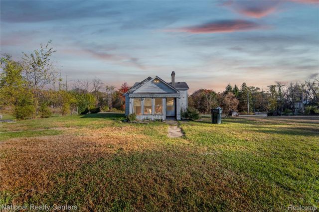 8292 Pettysville Road, Hamburg Township, MI 48169
