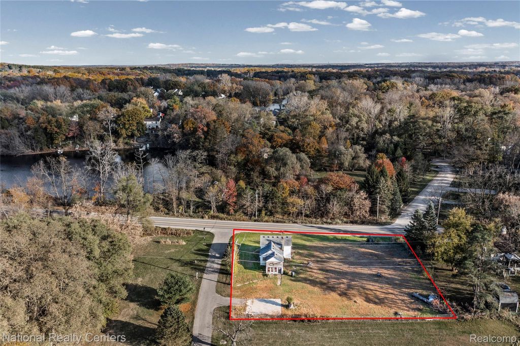 8292 Pettysville Road, Hamburg Township, MI 48169