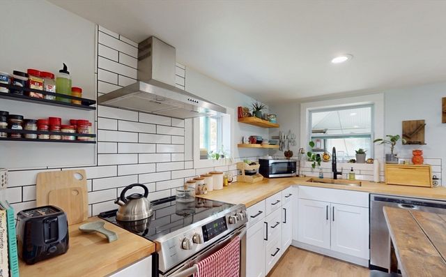 89 Homer Ave, Chicopee, MA 01020
