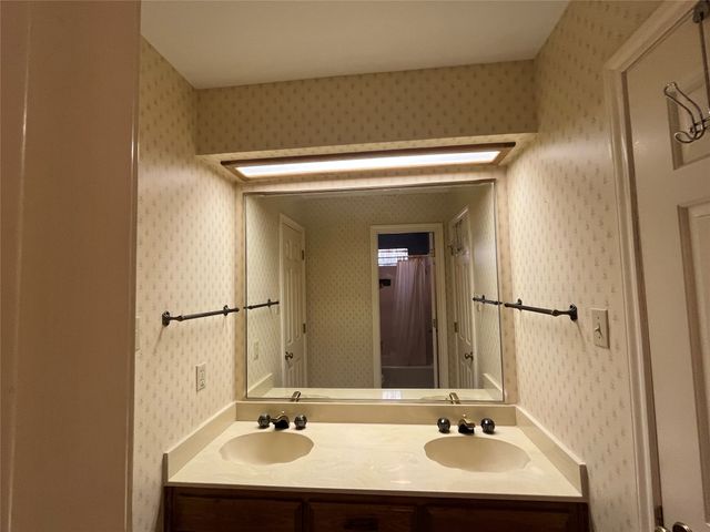 1712 Hampton Court, Bedford, TX 76021
