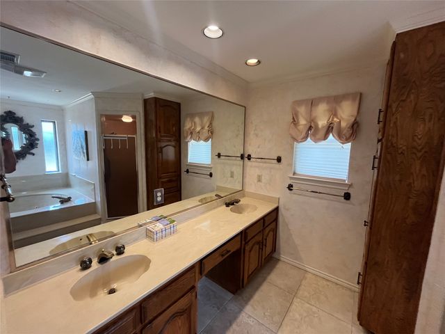 1712 Hampton Court, Bedford, TX 76021