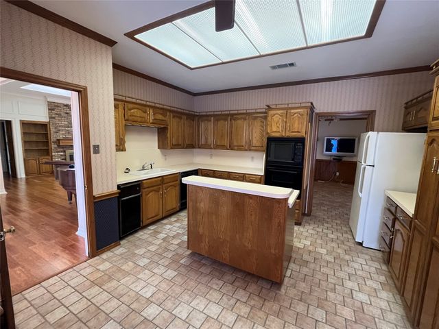1712 Hampton Court, Bedford, TX 76021