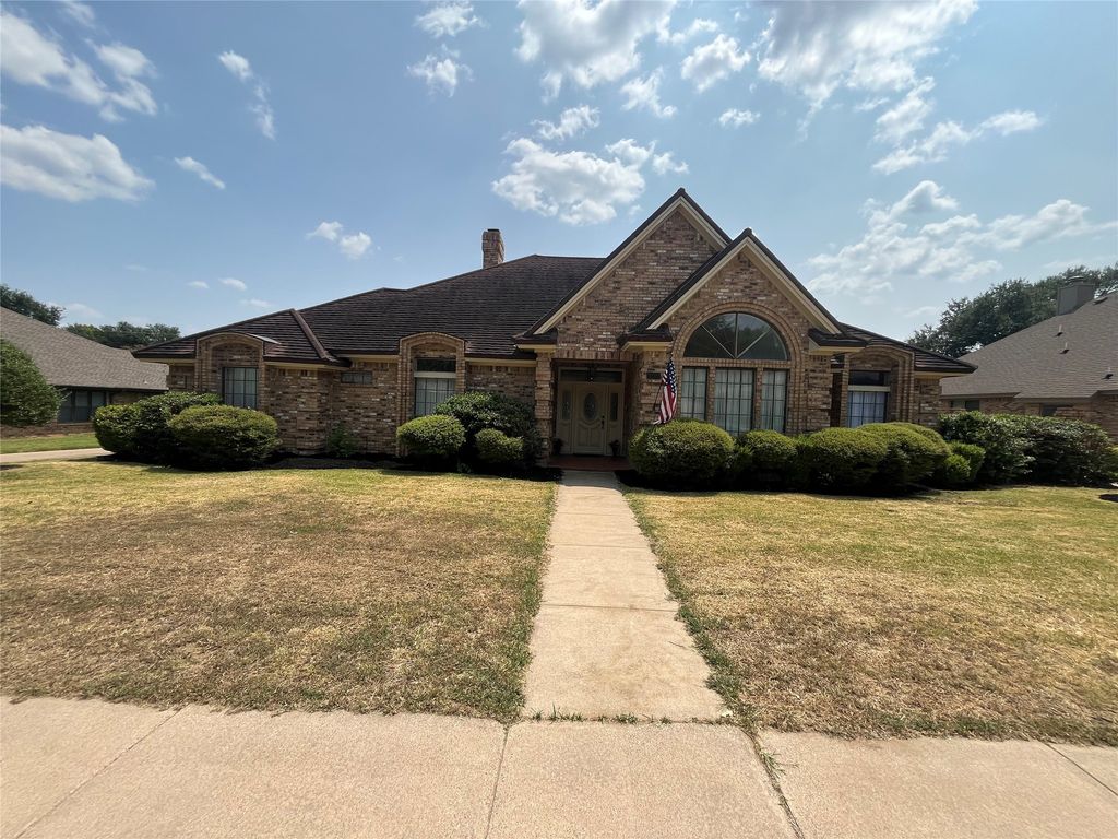 1712 Hampton Court, Bedford, TX 76021