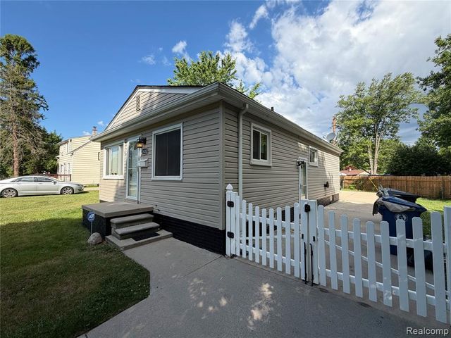 26202 Southwestern Highway, Redford, MI 48239