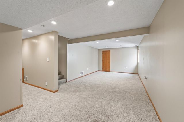 6193 Courtly Road E, Woodbury, MN 55125