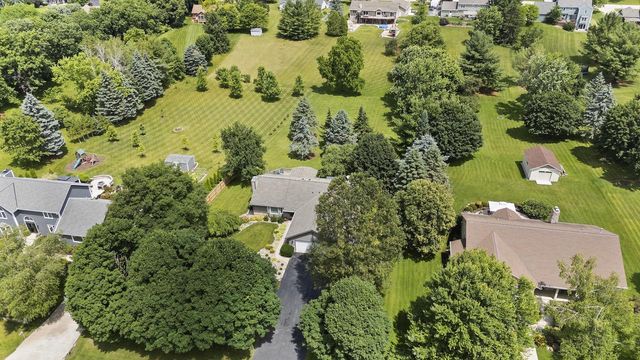 S52W23066 Hunters HOLLOW, Waukesha, WI 53189