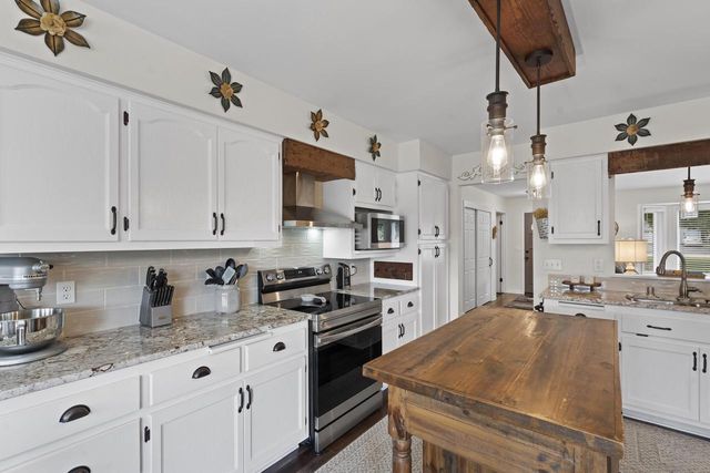 S52W23066 Hunters HOLLOW, Waukesha, WI 53189