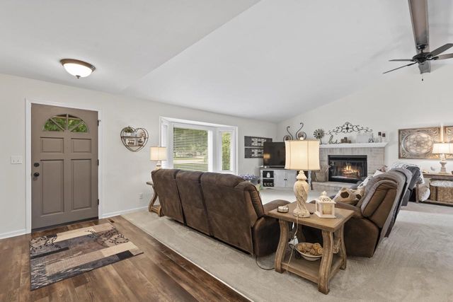 S52W23066 Hunters HOLLOW, Waukesha, WI 53189