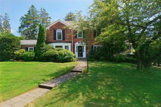 68 Payne Whitney Lane, Manhasset, NY 11030