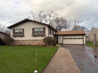 23 Saint Armand Court, Wheeling, IL 60090