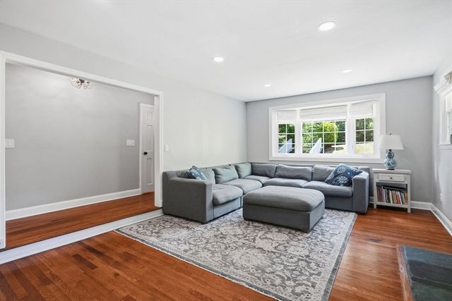 5 Stanford Dr, Westwood, MA 02090