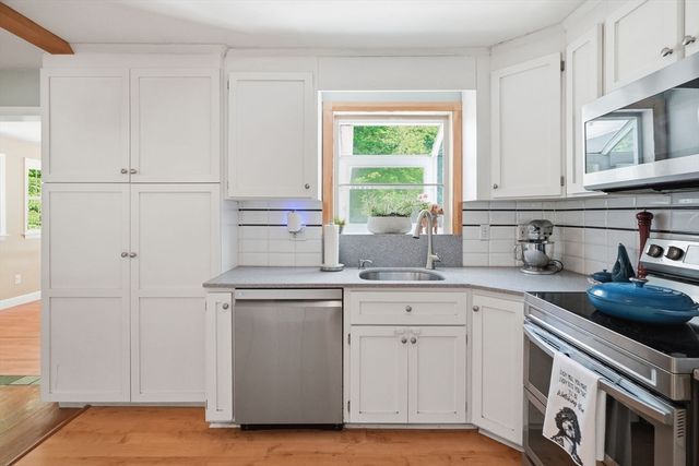5 Stanford Dr, Westwood, MA 02090