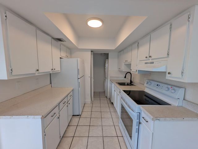 5702 NW 22nd Court 28-b, Lauderhill, FL 33313