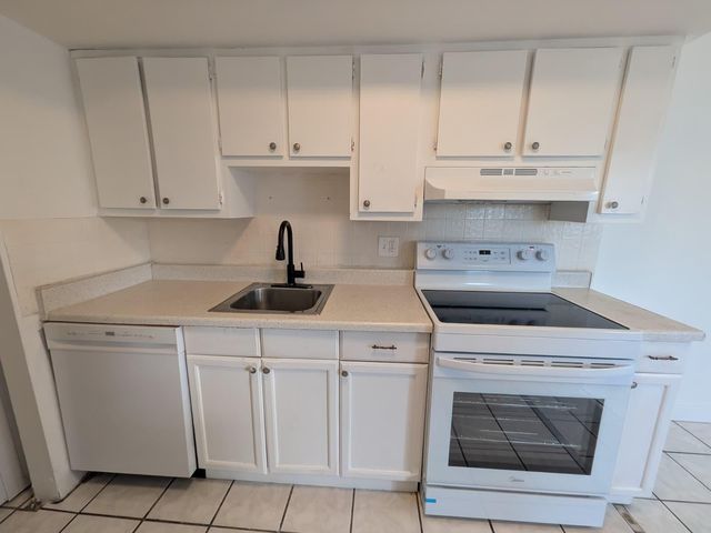 5702 NW 22nd Court 28-b, Lauderhill, FL 33313